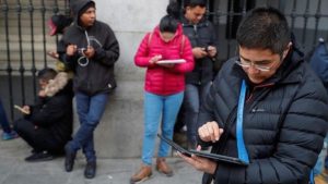 Personas migrantes rellenando su solicitud de asilo